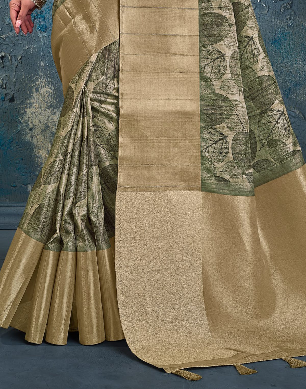 Elegant Green Coloured light weight Jute Saree