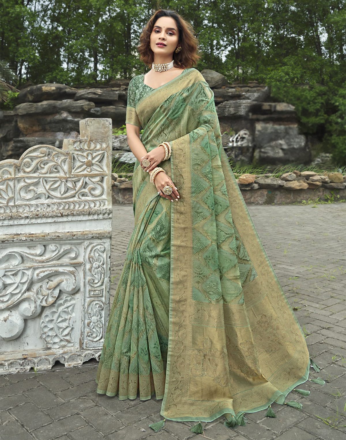 Green Coloured Floral Weaving Fancy Jute Saree