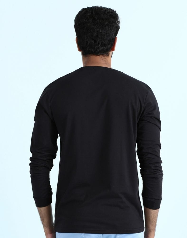 Black Solid Straight Fit Men T-Shirt